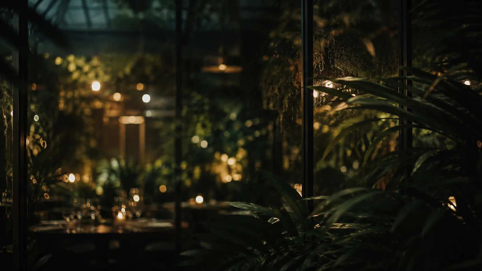 Dettaglio botanico su vetro con sala sfocata